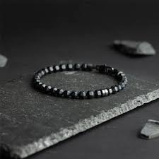 De Hexa Mat Black armband is gemaakt met zeshoekig geslepen Agaat stenen en afgewerkt met een titanium element. Deze armband is geraffineerd en stijlvol en past perfect bij je andere accessoires of horloges.

Agaat is een beschermende steen die vooral in de VS en in Mexico voorkomt. Zijn beschermende kracht zorgt voor innerlijke stabiliteit, vrede en rijpheid. Wist je dat deze steen gevormd wordt in vulkanisch actieve gebieden, waar water door de spleten van de aarde stroomt?